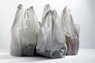 California suspends its plastic bag ban
