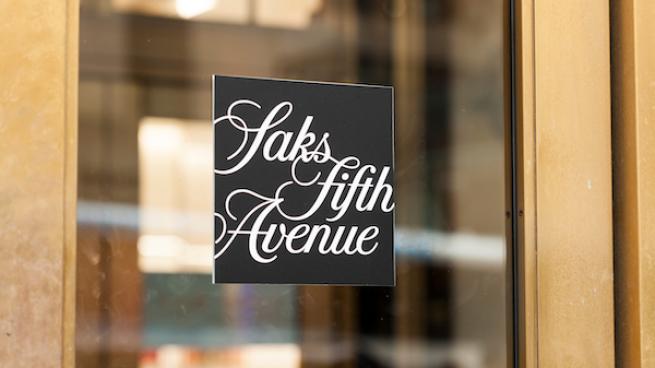 Saks Fifth Avenue Owner, WeWork to Run Co-Working Spaces in Former Stores -  WSJ